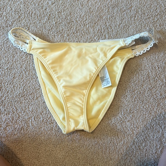 NWT HOLLISTER SMALL YELLOW LACE CHEEKY BIKINI BOTTOM - Picture 2 of 5